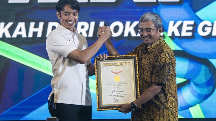 Pertamina SMEXPO raih penghargaan MURI Direktur Penunjang Bisnis PT Pertamina (Persero) Erry Widiastono (tengah) didampingi VP CSR & SMEPP Management Fajriyah Usman dan Direktur Infrastruktur & Teknologi PGN Achmad Muhtafyar (kanan) berfoto bersama dengan para pemenang saat penutupan pameran Pertamina SMEXPO 2023 di Jakarta, Minggu (5/11/2023). Pameran Pertamina SMEXPO 2023 yang merupakan salah satu program strategis perusahaan yang hadir melalui platform virtual smexpo.pertamina.com dan secara offline di empat kota besar itu berhasil meraih penghargaan Muri sebagai BUMN yang melakukan edukasi kepada disabilitas pelaku UMKM terbanyak. ANTARA FOTO/Bayu Pratama S./nz