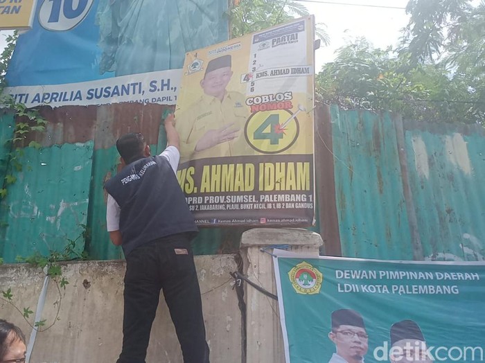 Petugas gabungan menurunkan APK yang melanggar curi start
