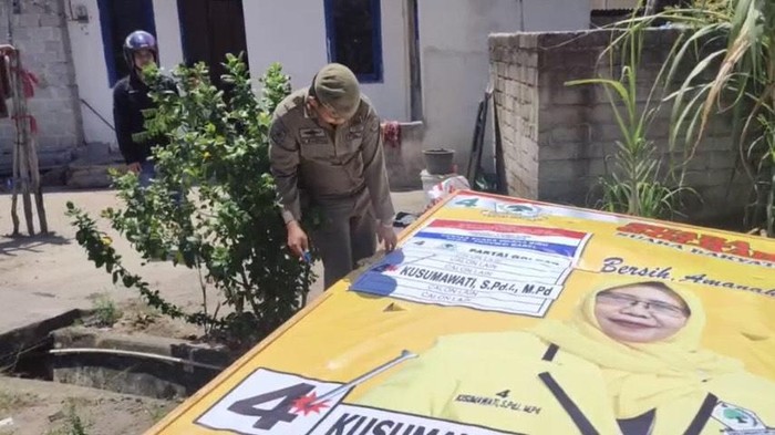 Petugas saat menertiban APK beberapa waktu lalu (Foto: Deni Wahyono)