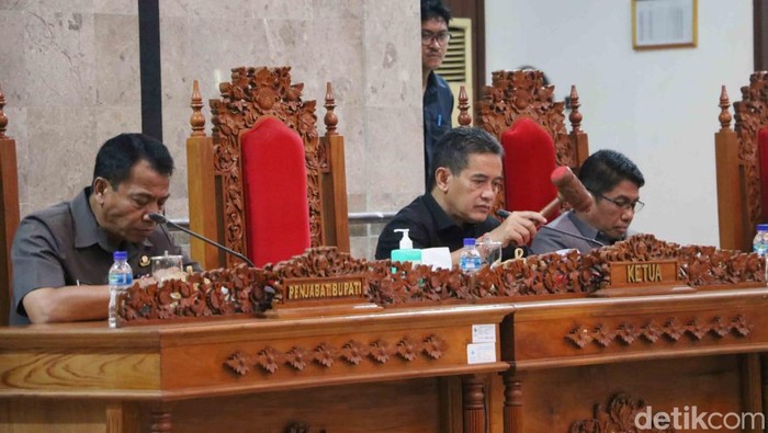 Pj Bupati Buleleng Ketut Lihadnyana mengikuti sidang paripurna di DPRD Buleleng, Senin (6/11/2023).