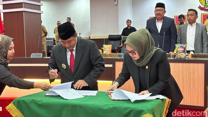 Pj Gubernur Sulsel Bahtiar Baharuddin bersama Ketua DPRD Sulsel Andi Ina Kartika Sari.