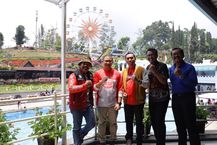 Pj Wali Kota Batu Aries Agung Paewai bersama Direktur Promosi Destinasi Pariwisata Nusantara Kemenparekraf RI, Dwi Marhen Yono di Selecta