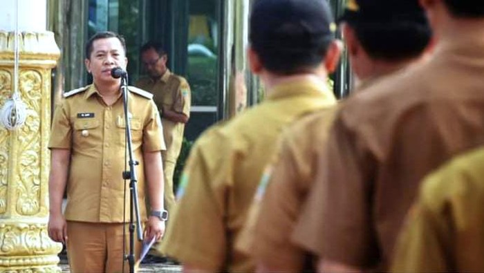 Plt Bupati Karawang Aep Syaepuloh saat memimpin apel di Plaza Pemda Karawang