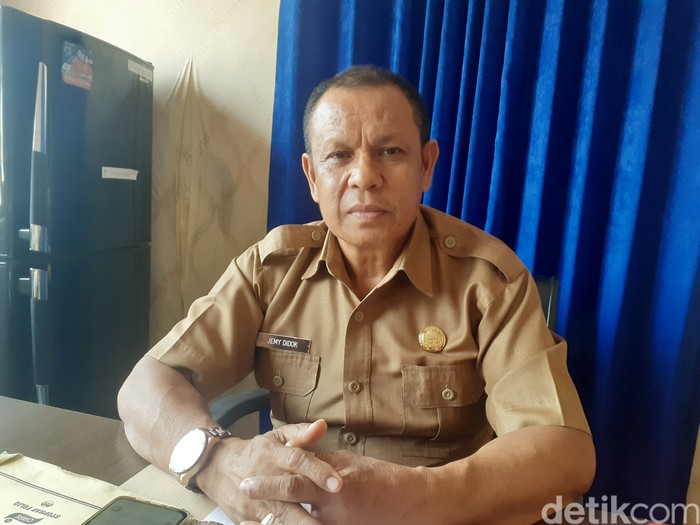 Plt Kalak BPBD Kota Kupang Jemy Didok saat diwawancarai di ruang kerjanya, Senin (6/11/2023). (Simon Selly /detikBali)