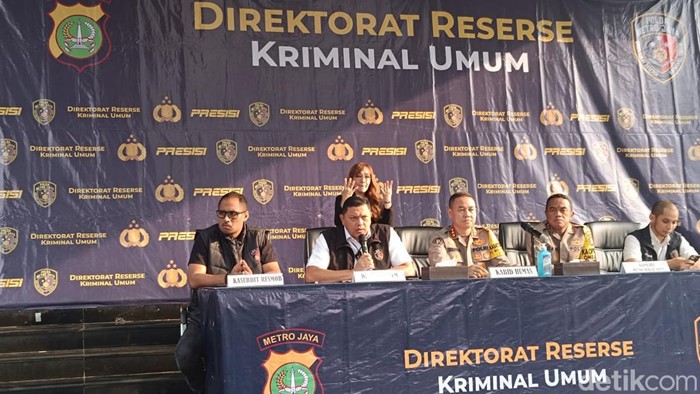 Polda Metro Jaya merilis kasus penembakan di Bekasi yang menewaskan salah satu anggota kelompok Nus Kei usai bentrok dengan kelompok John Kei (Rizky AM/detikcom)