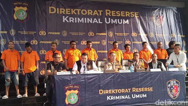Polda Metro Jaya merilis kasus penembakan di Bekasi yang menewaskan salah satu anggota kelompok Nus Kei usai bentrok dengan kelompok John Kei (Rizky AM/detikcom)