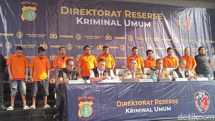 Polda Metro Jaya merilis kasus penembakan di Bekasi yang menewaskan salah satu anggota kelompok Nus Kei usai bentrok dengan kelompok John Kei (Rizky AM/detikcom)
