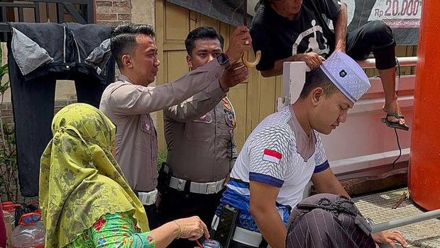Polisi lalu lintas membagikan air bersih ke warga di tengah kemarau panjang. Dokumen Istimewa