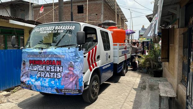 Polisi lalu lintas membagikan air bersih ke warga di tengah kemarau panjang. Dokumen Istimewa
