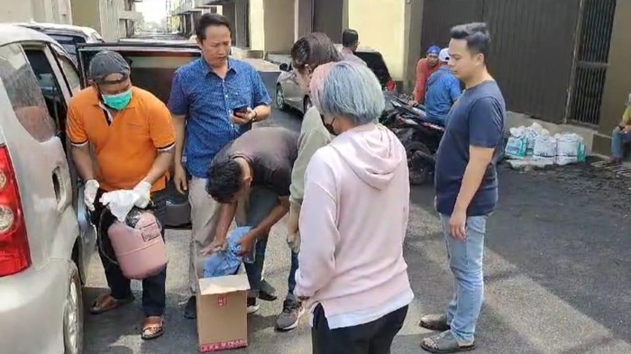 Polisi melakukan olah TKP di lokasi kejadian penemuan mahasiswi Unair ditemukan tewas dalam mobil