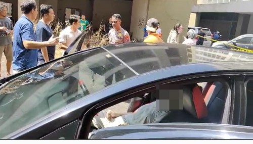 Polisi melakukan olah TKP di lokasi kejadian penemuan mahasiswi Unair ditemukan tewas dalam mobil