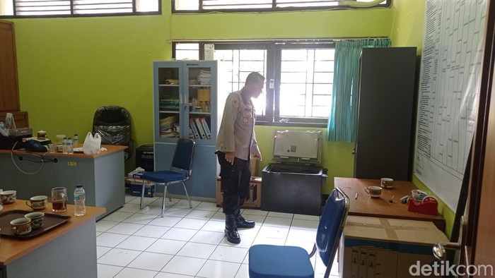 Polisi memeriksa ruang bendahara SMK Negeri 2 Tasikmalaya yang dibobol maling.