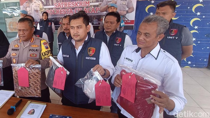 Polresta Cilacap jumpa pers kasus ibu bunuh dan buang bayi hasil selingkuh, Senin (6/11/2023).