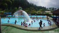 Wahana lainnya yakni kolam renang untuk dewasa dan juga anak-anak.  