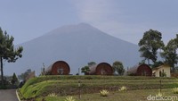 Bagi pengunjung yang ingin menginap, juga terdapat cottages yang nyaman dengan pemandangan gunung serta udara segar pastinya.  