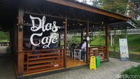 Agrowisata ini juga menyediakan fasilitas pendukung lainnya seperti kafe, toilet dan musala.  