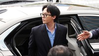 G-dragon dari grup K-pop BIGBANG tiba di kantor polisi untuk diinterogasi terkait dugaan penggunaan narkoba ilegal di Incheon, Korea Selatan, Senin (6/11/2023).  