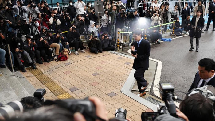 Potret G-dragon BIGBANG Siap Diperiksa Terkait Kasus Narkoba G-dragon of K-pop group BIGBANG arrives at a police station to appear for questioning regarding his alleged illegal drug use in Incheon, South Korea, November 6, 2023. REUTERS/Kim Hong-Ji