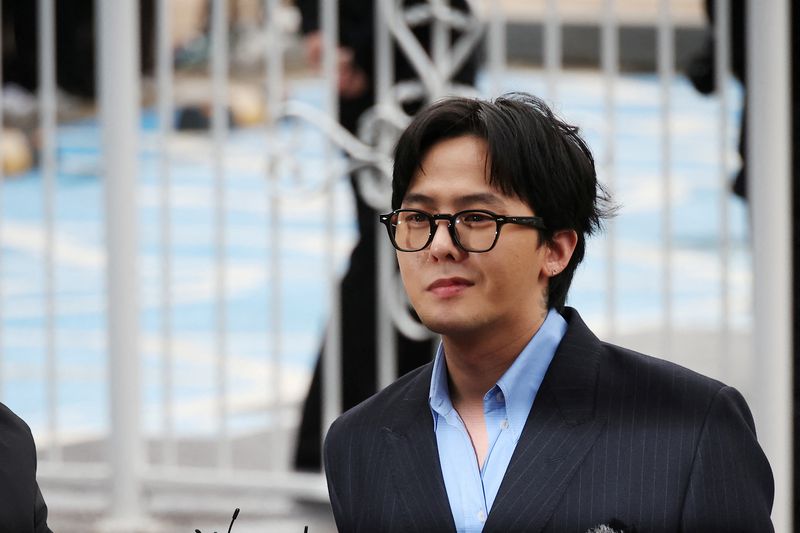 Potret G-dragon BIGBANG Siap Diperiksa Terkait Kasus Narkoba G-dragon of K-pop group BIGBANG arrives at a police station to appear for questioning regarding his alleged illegal drug use in Incheon, South Korea, November 6, 2023. REUTERS/Kim Hong-Ji