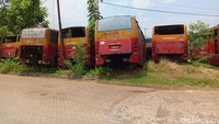 Terlihat bangkai-bangkai bus ini terparkir sangat berdekatan antara satu dengan yang lain.   