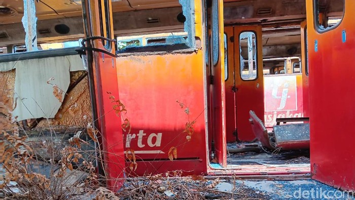 Ada pemandangan menarik di kawasan Terminal Rawa Buaya, Jakbar. Lokasi itu jadi 'kuburan' ratusan bus TransJakarta yang tak lagi beroperasi dan terbengkalai.