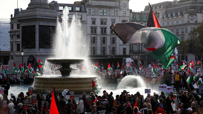 Demonstrators gather at Trafalgar Square as they protest in solidarity with Palestinians in Gaza, amid the ongoing conflict between Israel and the Palestinian Islamist group Hamas, in London, Britain, November 4, 2023. REUTERS/Toby Melville