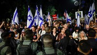 Protes tersebut bertepatan dengan jajak pendapat yang menunjukkan lebih dari tiga perempat warga Israel percaya Netanyahu harus mengundurkan diri. Hal ini menggarisbawahi meningkatnya kemarahan publik terhadap para pemimpin politik dan keamanan mereka.  
