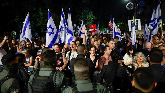 Potret Warga Israel Serbu Rumah Netanyahu, Desak Mundur dari PM Protestors gather in Jerusalem against Israeli Prime Minister Benjamin Netanyahu near his residence, as the conflict between Israel and Palestinian Islamist group Hamas continues, in Jerusalem November 4, 2023 REUTERS/Ammar Awad