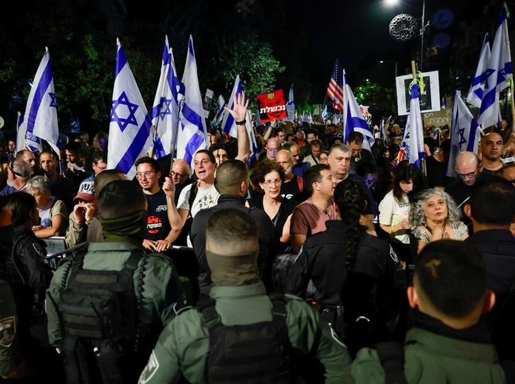 Potret Warga Israel Serbu Rumah Netanyahu, Desak Mundur dari PM