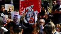 Netanyahu sejauh ini belum menerima tanggung jawab pribadi atas kegagalan serangan mendadak yang menyebabkan ratusan pria bersenjata Hamas menyerbu Israel selatan pada 7 Oktober. Serangan itu menewaskan lebih dari 1.400 orang dan menyandera sedikitnya 240 orang.  