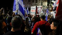 Dilansir Reuters, Minggu (5/11/2023), pendemo berunjuk rasa sambil mengibarkan bendera Israel. Mereka meneriakkan penjara sekarang!. Massa juga menerobos penghalang polisi di sekitar kediaman Netanyahu di Yerusalem.  