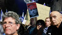 Pada hari Sabtu waktu setempat, jajak pendapat yang dilakukan oleh Channel 13 Television Israel menunjukkan bahwa 76% warga Israel berpendapat bahwa Netanyahu, yang kini menjabat perdana menteri untuk keenam kalinya, harus mengundurkan diri dan 64% mengatakan negara tersebut harus mengadakan pemilu segera setelah perang.  