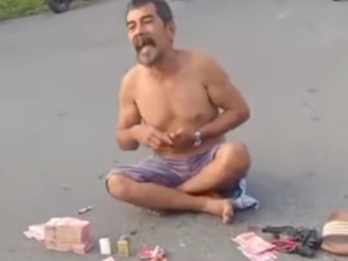 Pria di Tapteng yang nyebar uang di jalanan.