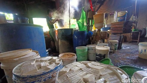 Proses pembuatan tahu dan tempe di Jalan Gunung Tangkuban Perahu nomor 73 Denpasar, Bali, pada Senin (6/11/2023). (Ni Made Lastri Karsiani Putri-detikBali)