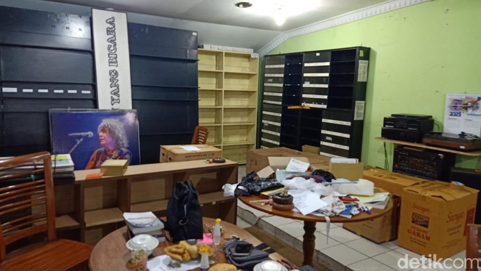 Proses pindahan barang-barang Museum Musik Indonesia Kota Malang.