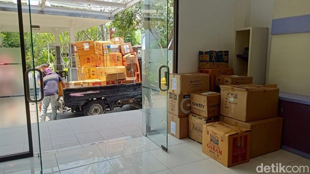 Proses pindahan barang-barang Museum Musik Indonesia Kota Malang.