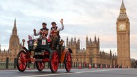 Para peserta riang gembira saat mengikuti acara London to Brighton Veteran Car Run.