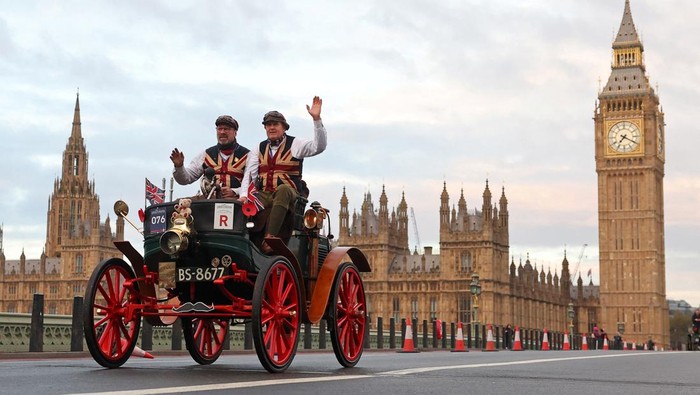 Participants drive over Westminster Bridge as they compete in the London to Brighton Veteran Car Run, for vehicles built before 1905, in London, Britain, November 5, 2023. REUTERS/Toby Melville