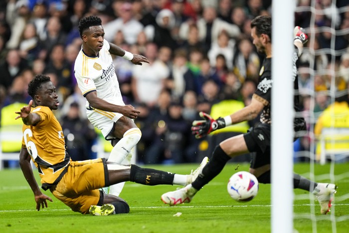 Real Madrids Vinicius Junior, second left, scores a disallowed goal during a Spanish La Liga soccer match between Real Madrid and Rayo Vallecano at the Santiago Bernabeu stadium in Madrid, Spain, Sunday, Nov. 5, 2023. (AP Photo/Manu Fernandez)