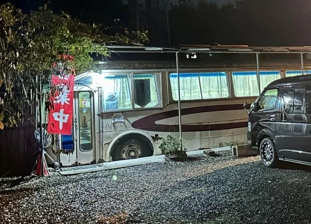 Keren! Bangkai Bus Tua Ini Berhasil Disulap Jadi Restoran Ramen