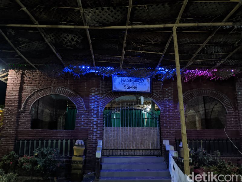 Ritual Praje Khitan di depan Makam TGH Ali Batu Lombok Timur, Minggu malam (5/11/2023). (Ahmad Viqi/detikBali).