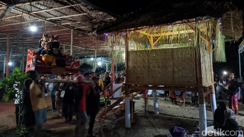 Ritual Praje Khitan di depan Makam TGH Ali Batu Lombok Timur, Minggu malam (5/11/2023). (Ahmad Viqi/detikBali).