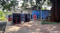 Ruang Vandal Karet Kebo menjadi ruang publik yang tak biasa di Kota Bandung. Anda bebas melakukan vandalisme di dinding tembok yang dibangun di ruang publik itu. (Foto: Wisma Putra/detikJabar)