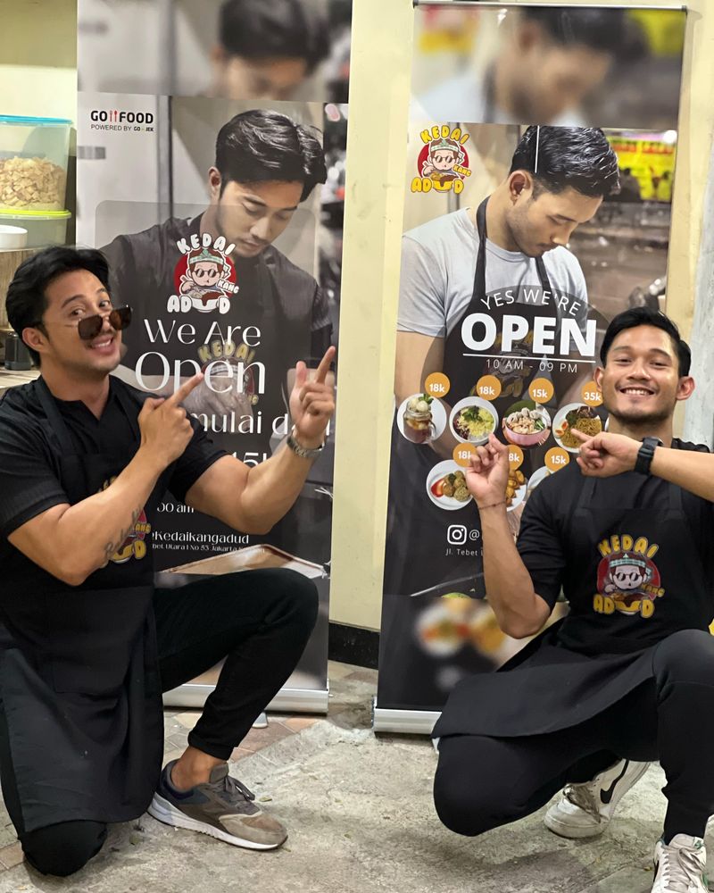 Rulyabii Margana dan Gilang Wahyu P di depan Kedai Kang Adud