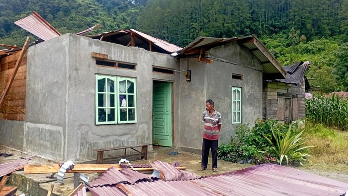 Rumah warga di Tapanuli Utara yang rusak diterjang hujan dan angin puting beliung. (Dok Polres Taput) Rumah warga di Tapanuli Utara yang rusak diterjang hujan dan angin puting beliung. (Dok Polres Taput)