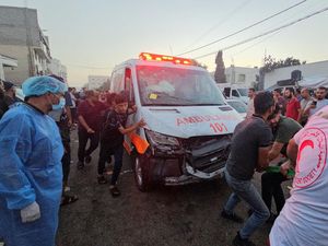 Momen Mengerikan Saat Israel Serang Konvoi Ambulans dari Gaza