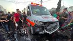 Sadis! Detik-detik Konvoi Ambulans Diserang Israel di Gaza