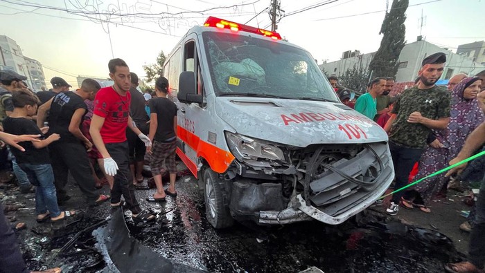 Sadis! Detik-detik Konvoi Ambulans Diserang Israel di Gaza Palestinians pull an ambulance after a convoy of ambulances was hit, at the entrance of Shifa hospital in Gaza City, November 3, 2023. REUTERS/Anas al-Shareef
