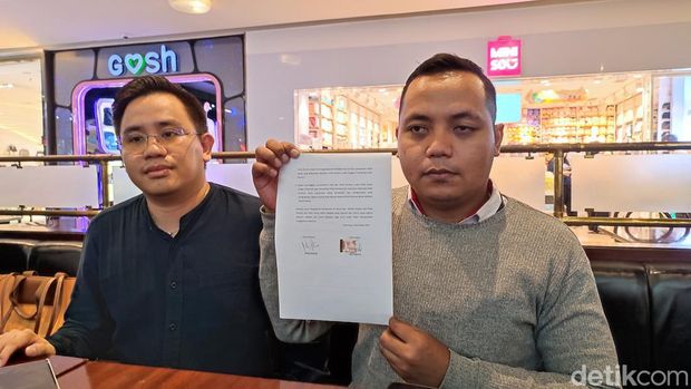 Sales mobil di Semarang, Mukti Wibowo (33) menunjukkan surat perdamaian dari korban kecelakaan di Mal Paragon Semarang, Senin (6/11/2023).