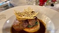 Ada juga pilihan menu berupa steak tenderloin yang disajikan dengan red wine sauce. Steak ini enak dimakan pakai creamy spinach dan puff pastry. Foto: detikcom